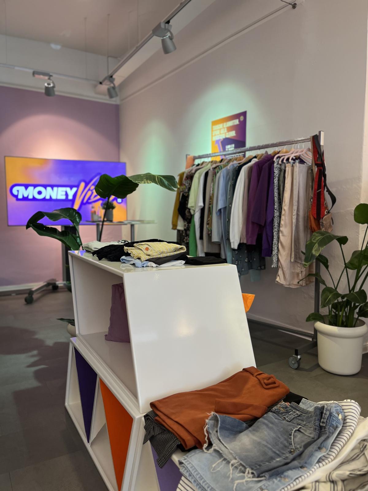 Kleidertausch im Moneyvibes-Pop‑up‑Store